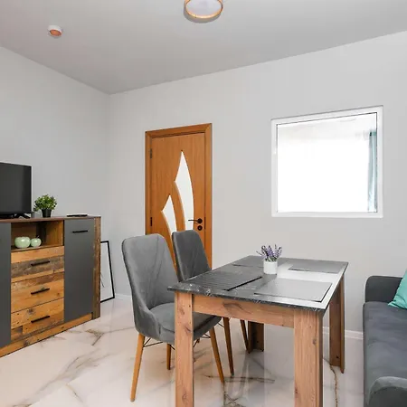 Stylish 1 Bedroom - Quiet & Comfortable Apartament *