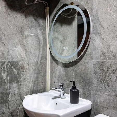 Stylish 1 Bedroom - Quiet & Comfortable *