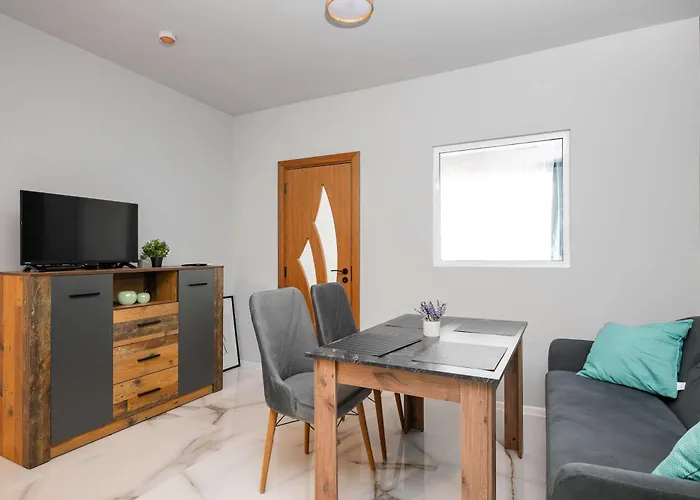 Stylish 1 Bedroom - Quiet & Comfortable شقة *