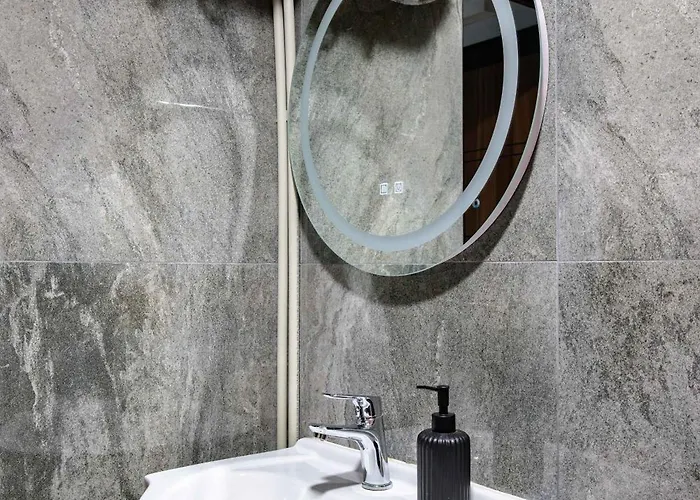 Stylish 1 Bedroom - Quiet & Comfortable *